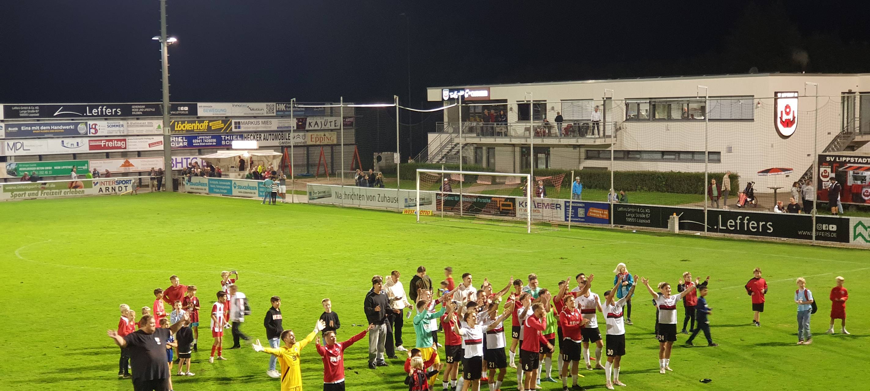 Der SV Lippstadt 08 feiert am 7. Spieltag der Saison 2023/24 einen souveränen 3:0-Erfolg gegen Rot-Weiß Ahlen in der Regionalliga West.