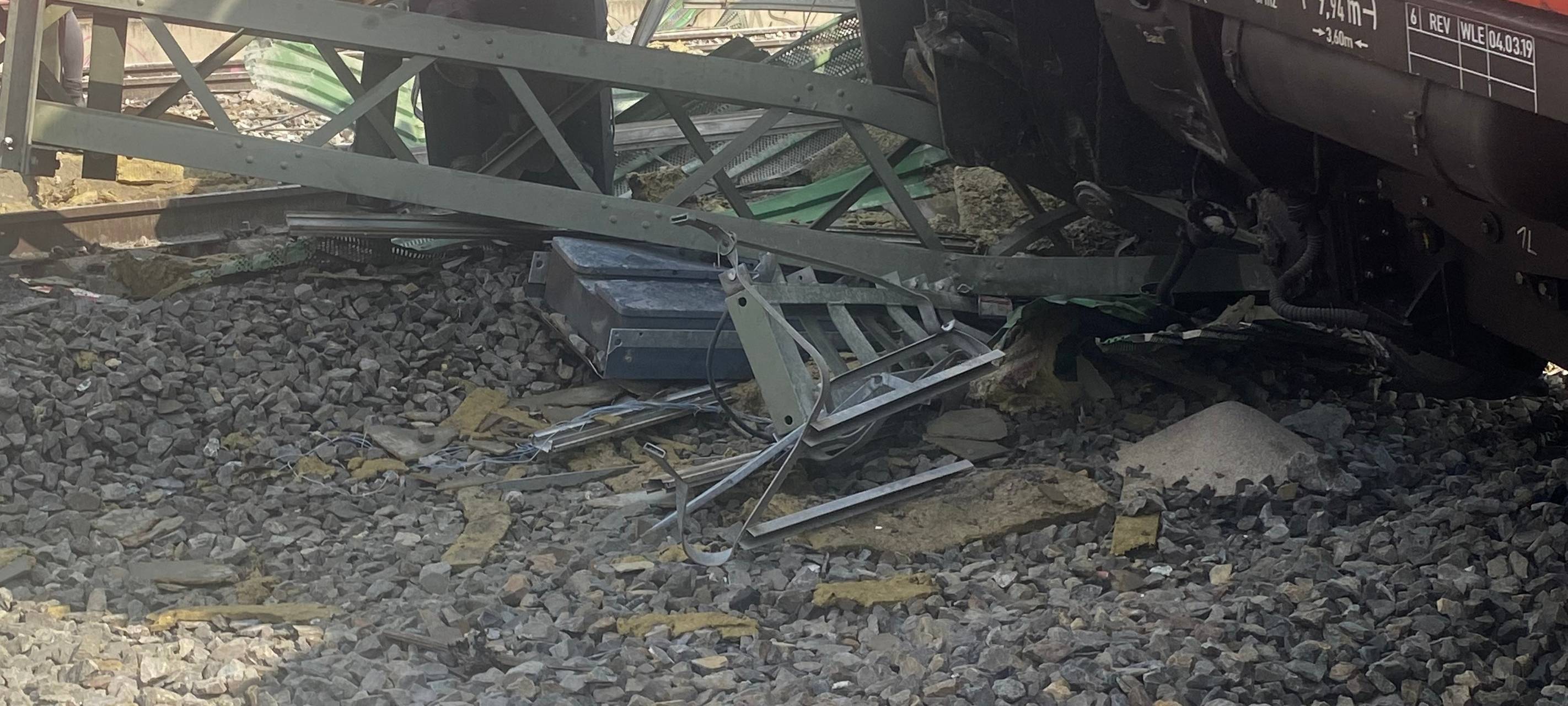 In Geseke laufen die Aufräumarbeiten nach dem tragischen Zugunglück.