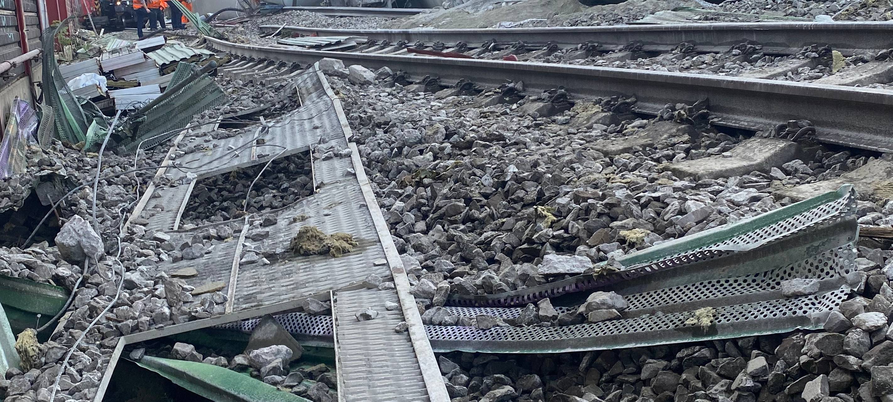 In Geseke laufen die Aufräumarbeiten nach dem tragischen Zugunglück.