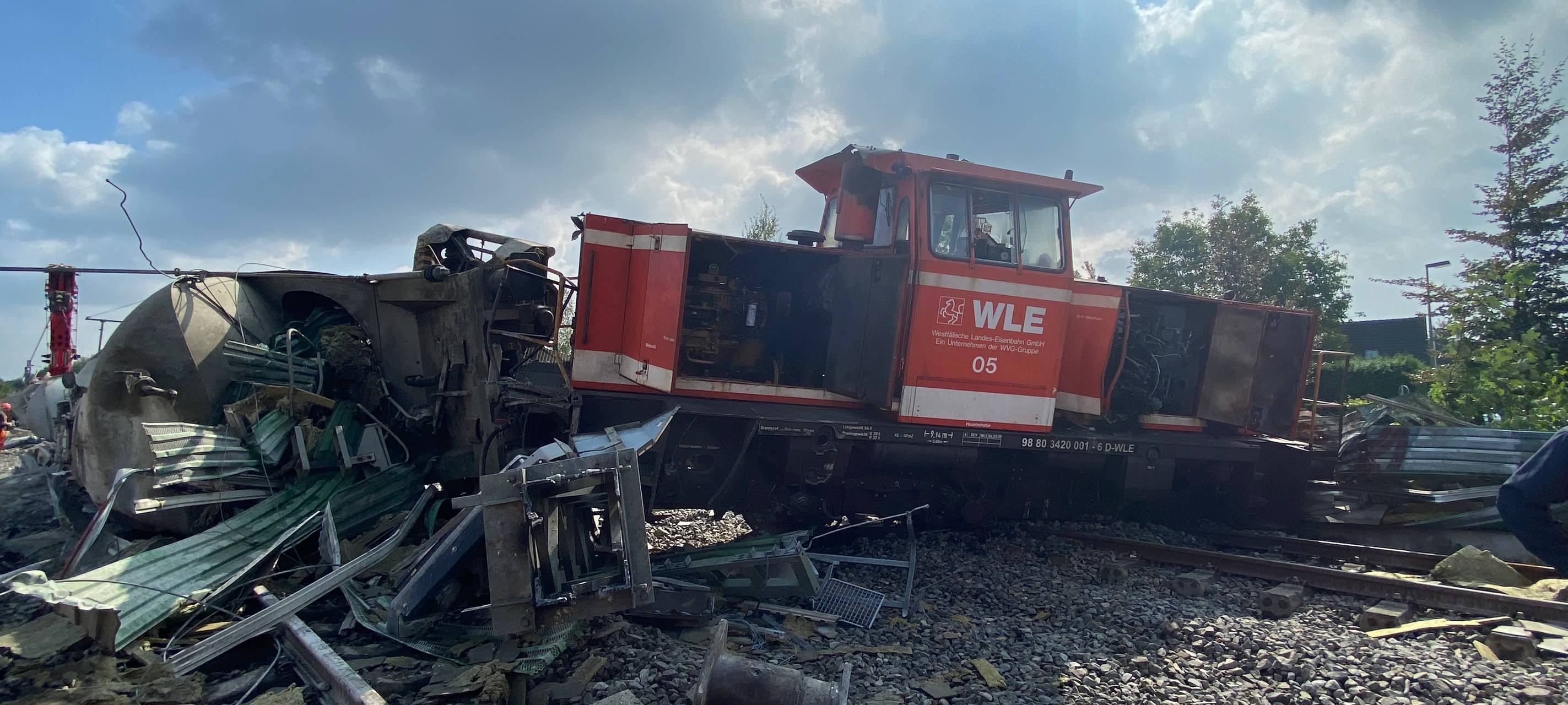 In Geseke laufen die Aufräumarbeiten nach dem tragischen Zugunglück.
