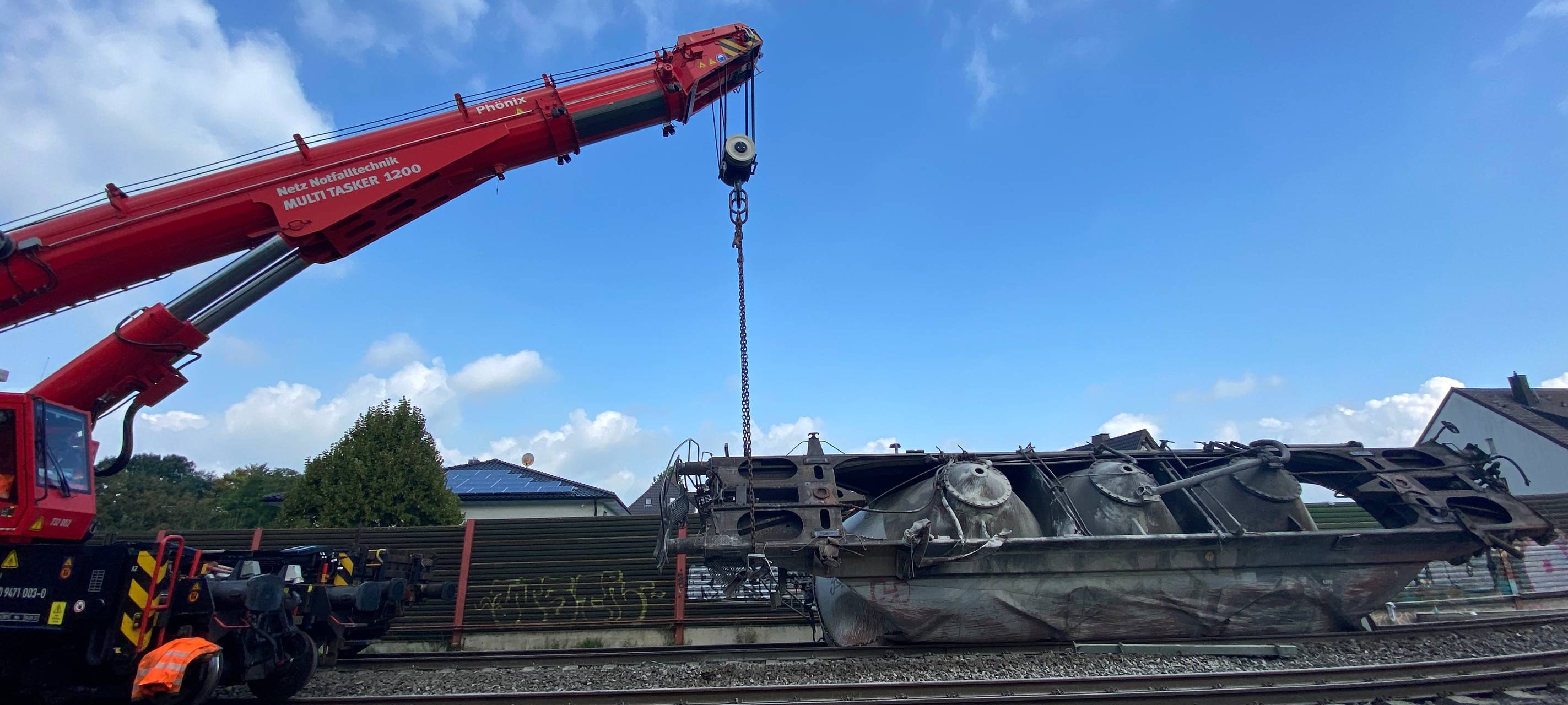 In Geseke laufen die Aufräumarbeiten nach dem tragischen Zugunglück.