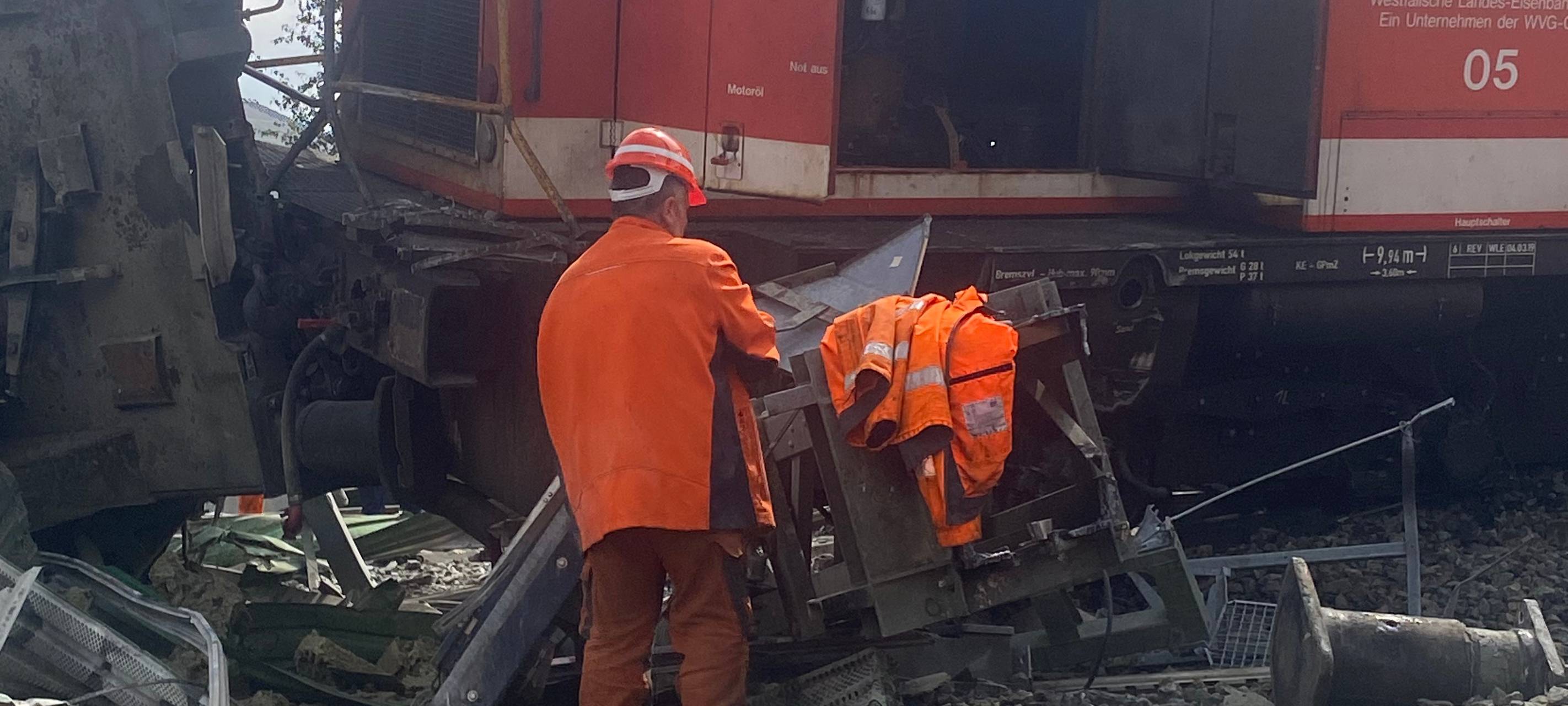 In Geseke laufen die Aufräumarbeiten nach dem tragischen Zugunglück.