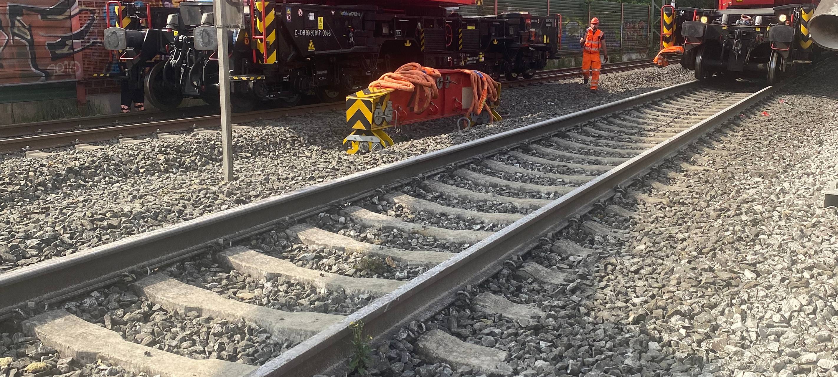 In Geseke laufen die Aufräumarbeiten nach dem tragischen Zugunglück.