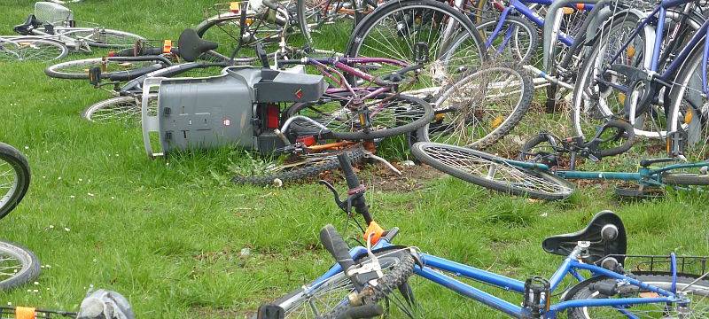 Immer mehr Fahrräder liegen am Soester Bahnhof herum.