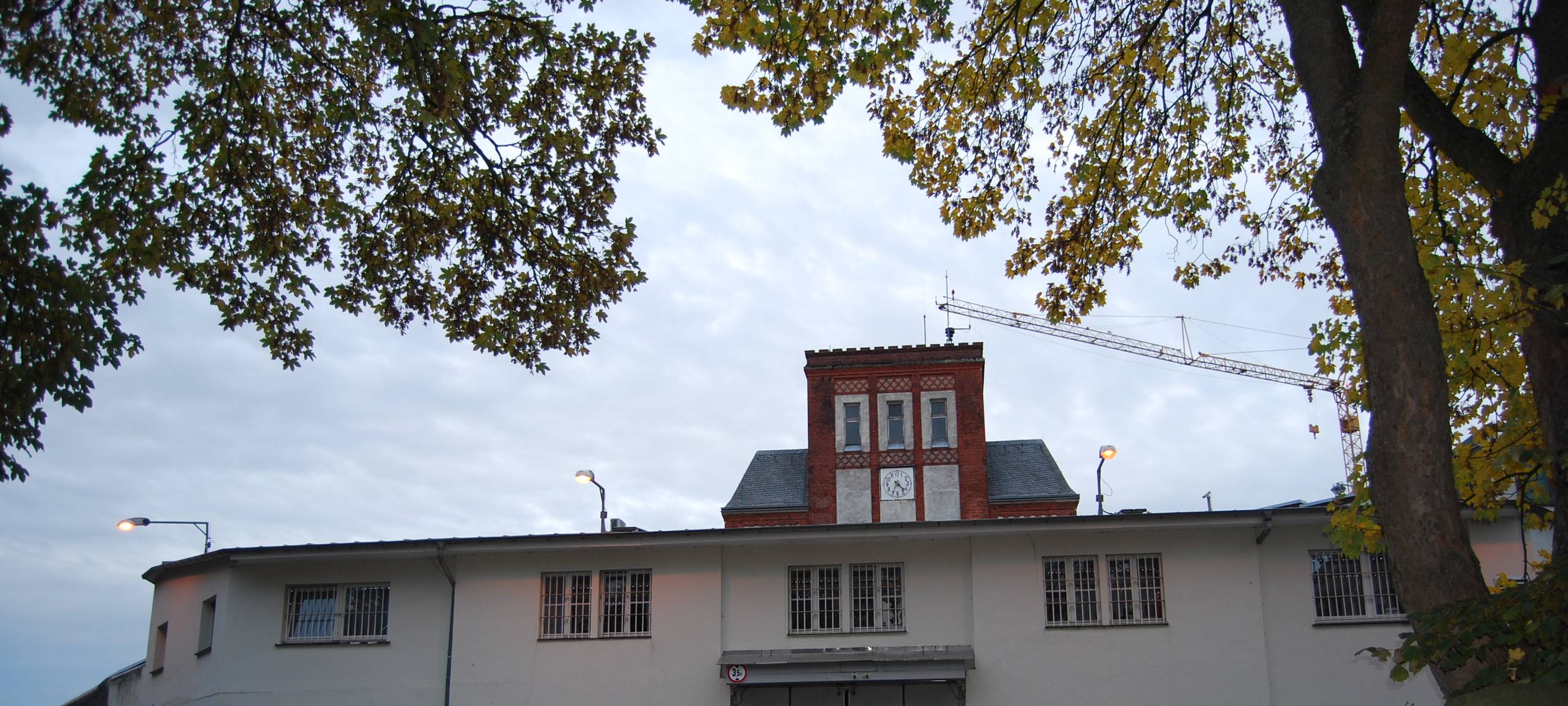 Hinter diesen Mauern sollen die Tritte stattgefunden haben.