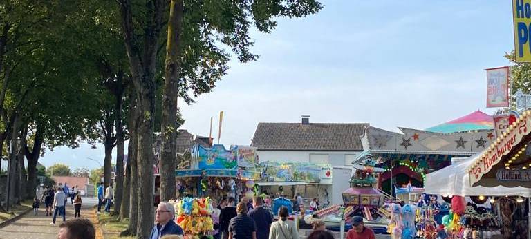 Die Erwitter Schlosskirmes 2023 ist eröffnet.