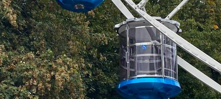 Das Riesenrad bei der Erwitter Schlosskirmes 2023 verfügt über eine Gondel für Menschen, die einen Rollstuhl benötigen.