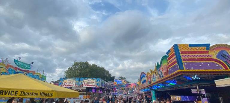 Die Erwitter Schlosskirmes 2023 ist eröffnet.