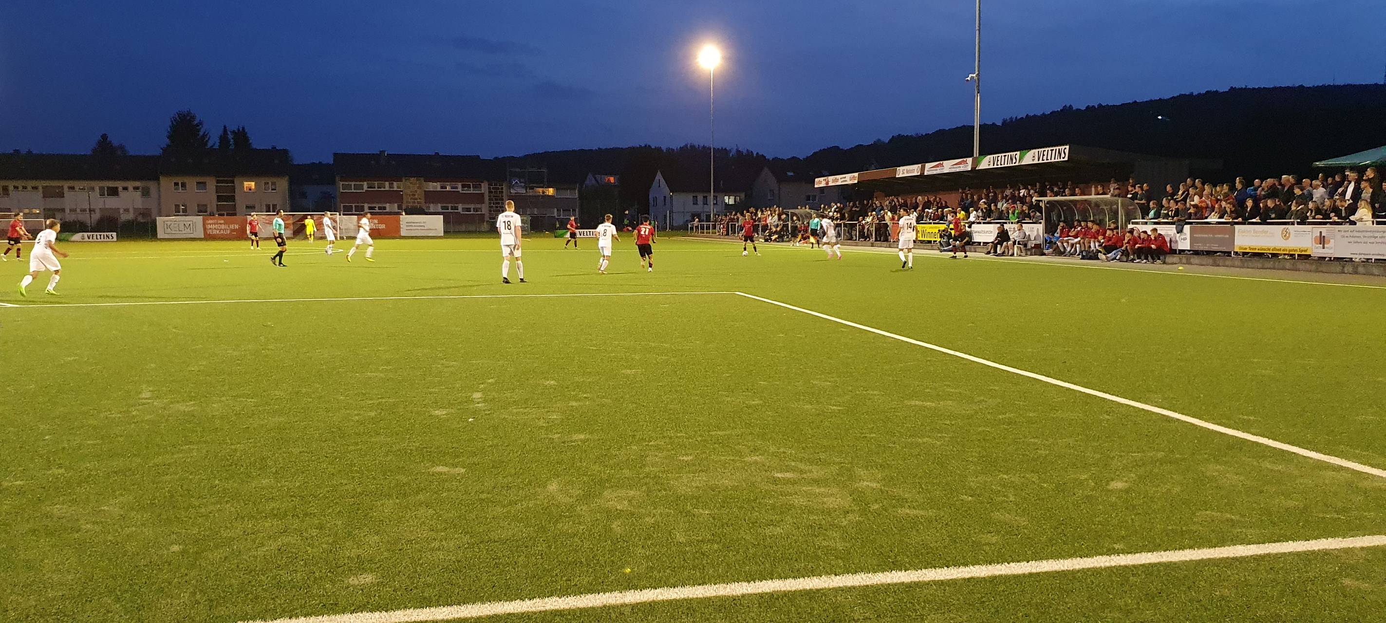 Im Neheimer Binnerfeldstadion gewann der SV Lippstadt in der dritten Runde des Westfalenpokals 2023/24 mit 2:1 gegen den SC Neheim.