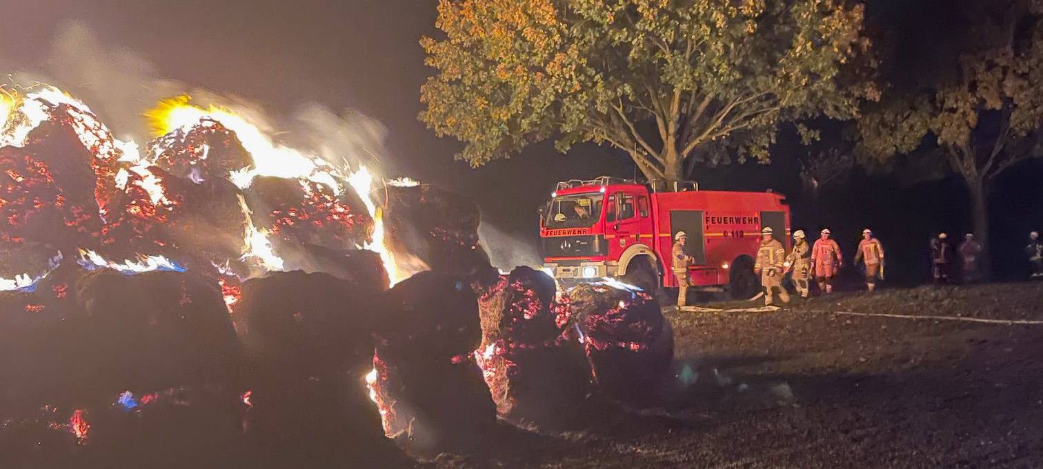 Brennende Strohballen in Lippstadt