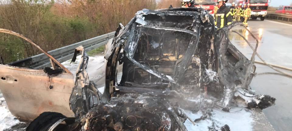 Komplett ausgebrannt: Das Auto auf der A44.