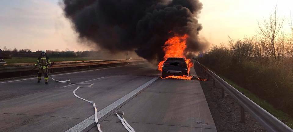 Der Jaguar F-Pace ging vollständig in Flammen auf.