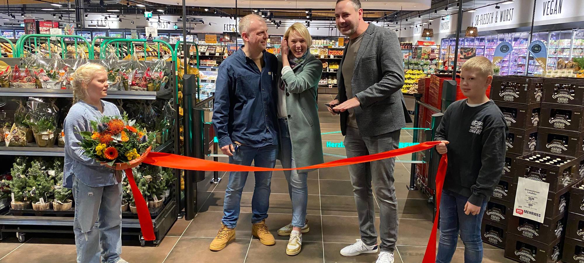 Werls Bürgermeister Torben Höbrink eröffnet den neuen Rewe-Markt in Werl.