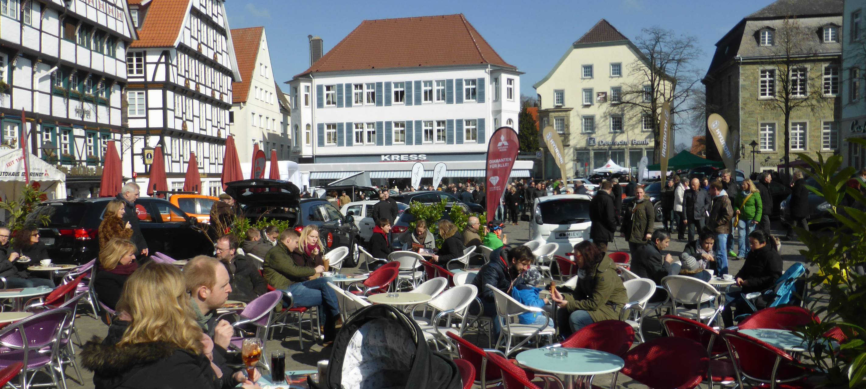 Voll besetztes Café auf dem Soester Marktplatz.