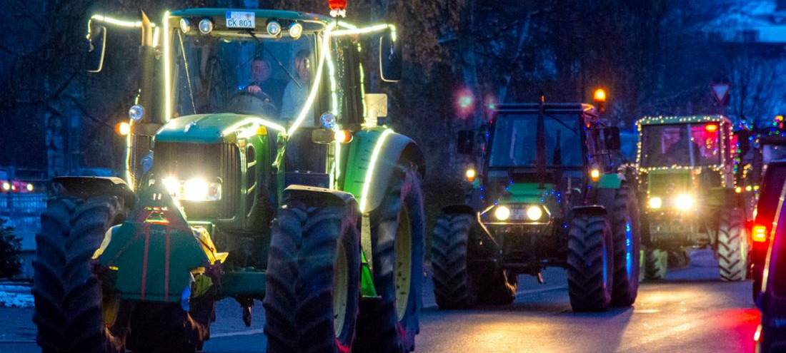 Beleuchtete Trecker fahren auch dieses Jahr wieder durch den Kreis Soest.