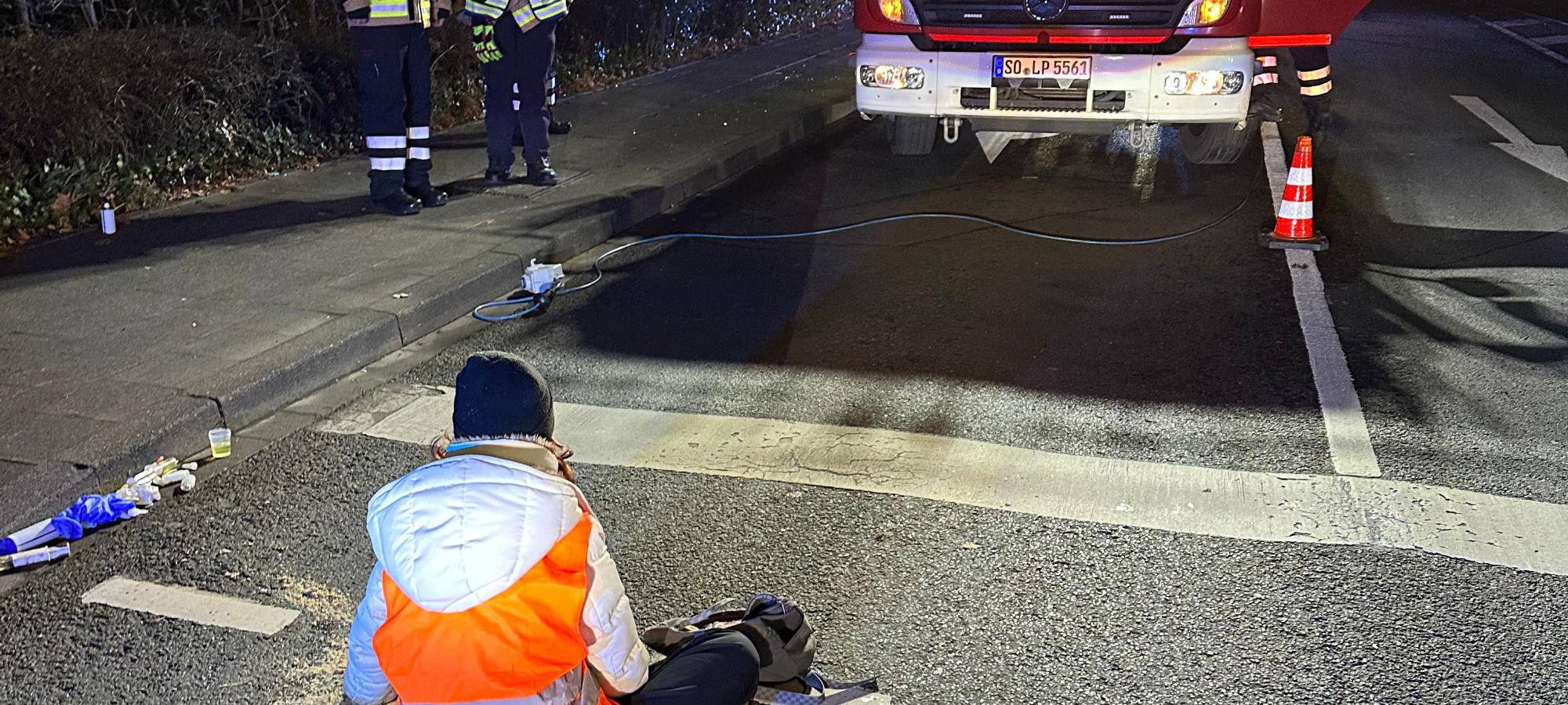 Klimaktivisten haben sich auf einer Straße in Lippstadt fesgeklebt.