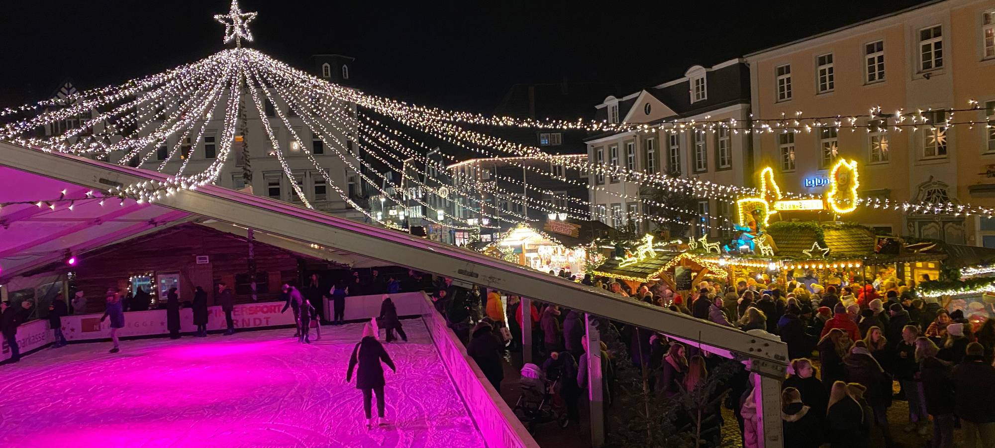 Die Eisbahn auf dem Weihnachtsmarkt in Lippstadt.