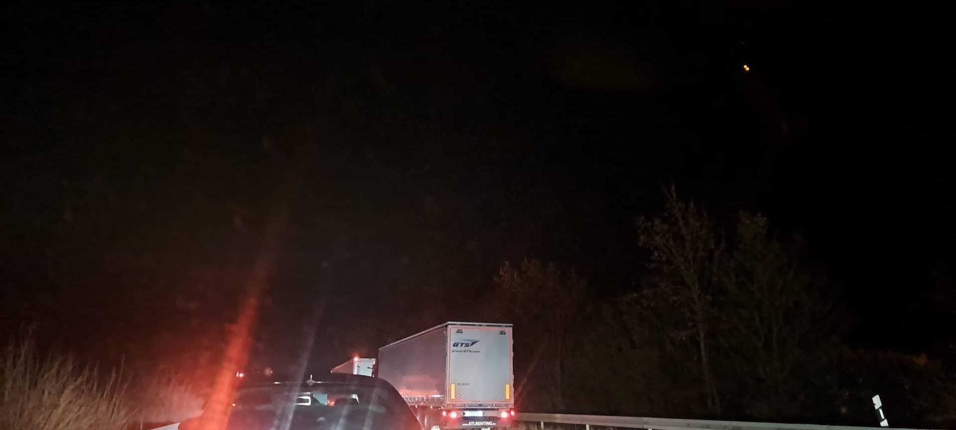 Stau auf der A44 nach Lkw-Brand bei Soest.