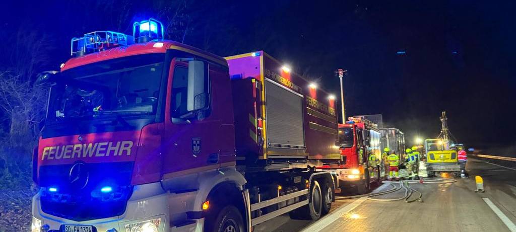 Auf der A44 bei Soest in Fahrtrichtung Kassel hat ein Lkw-Anhänger in voller Ausdehnung gebrannt.