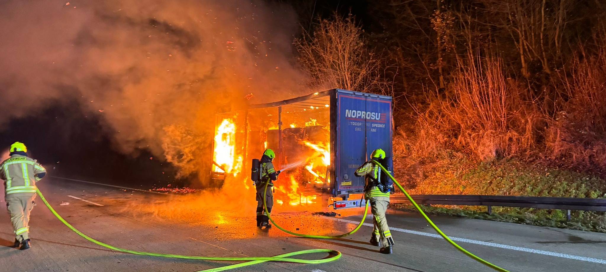Auf der A44 bei Soest in Fahrtrichtung Kassel hat ein Lkw-Anhänger in voller Ausdehnung gebrannt.