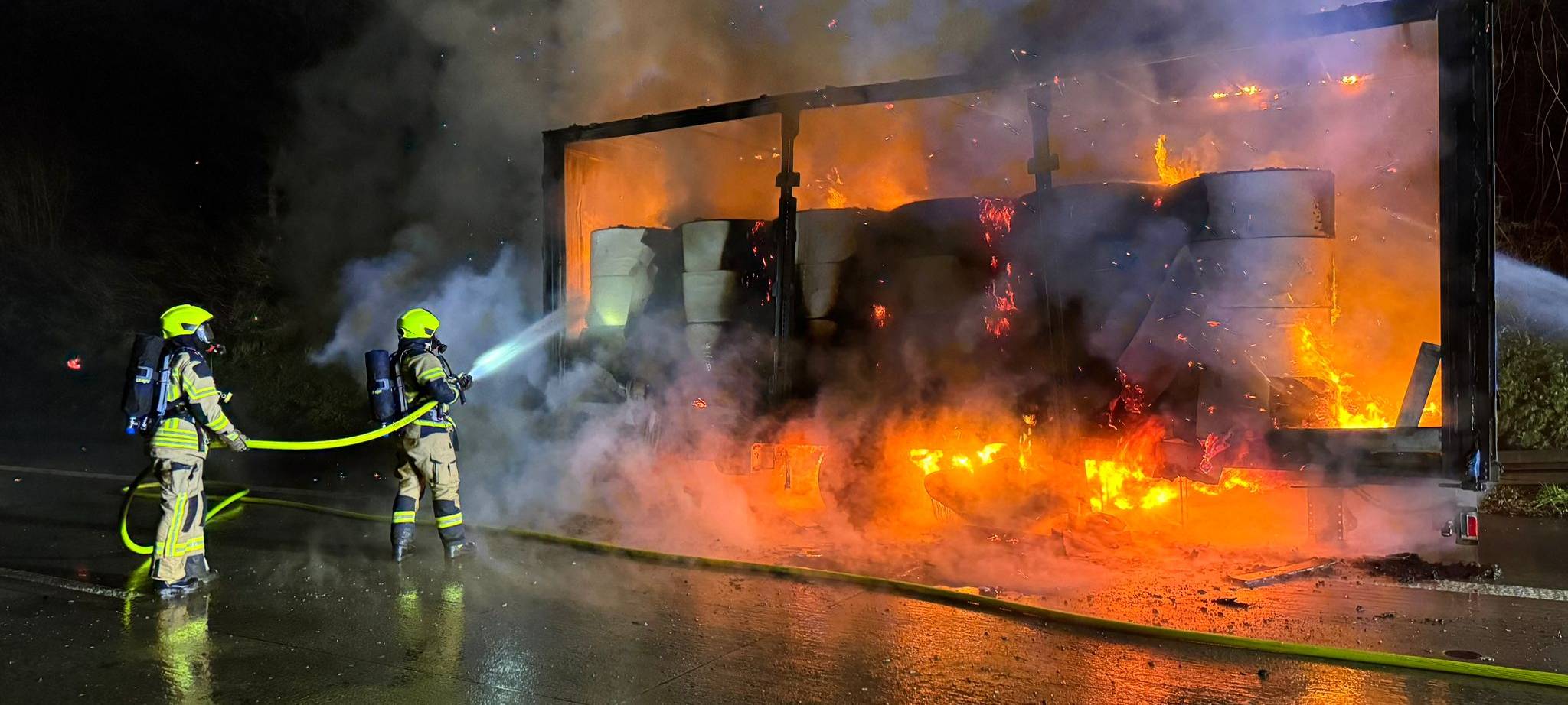 Auf der A44 bei Soest in Fahrtrichtung Kassel hat ein Lkw-Anhänger in voller Ausdehnung gebrannt.