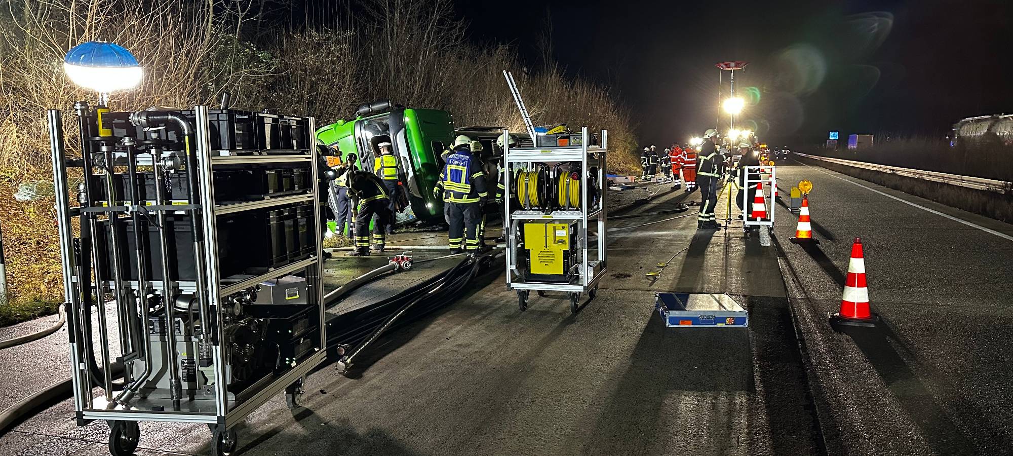 Tanklaster verunfallt auf A44 bei Soest.