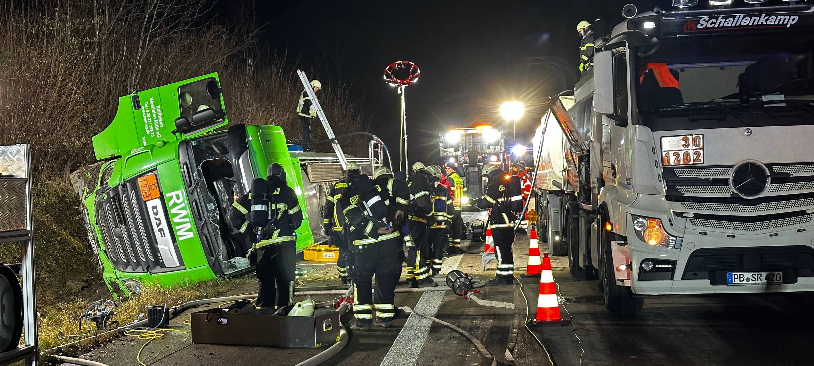 Tanklaster verunfallt auf A44 bei Soest.