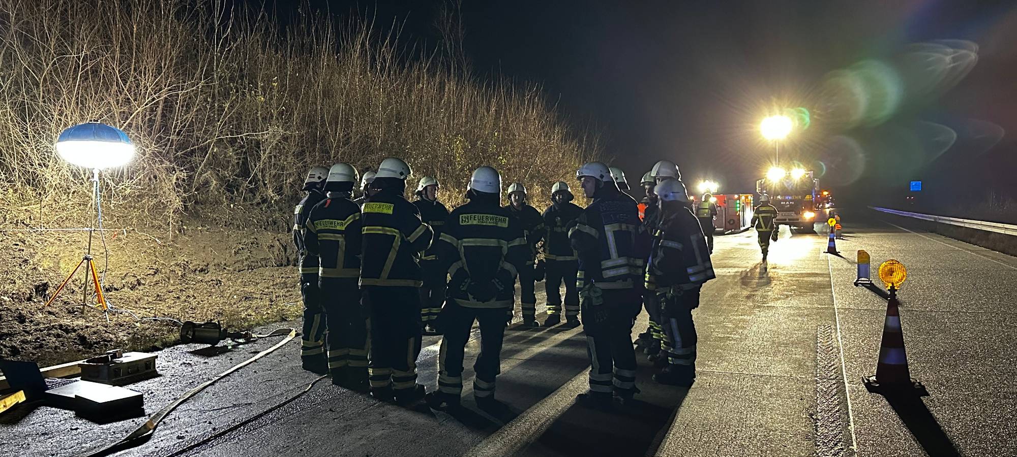 Tanklaster verunfallt auf A44 bei Soest.