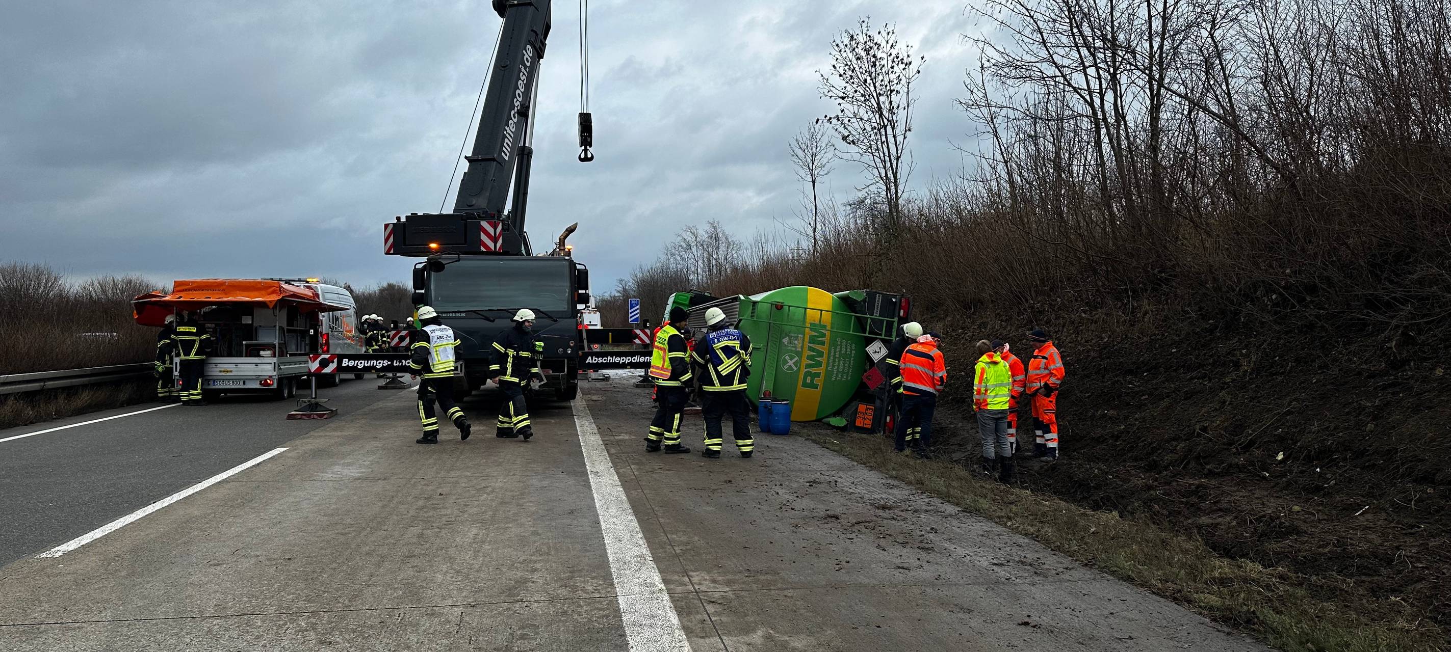 Tanklaster verunfallt auf A44 bei Soest.