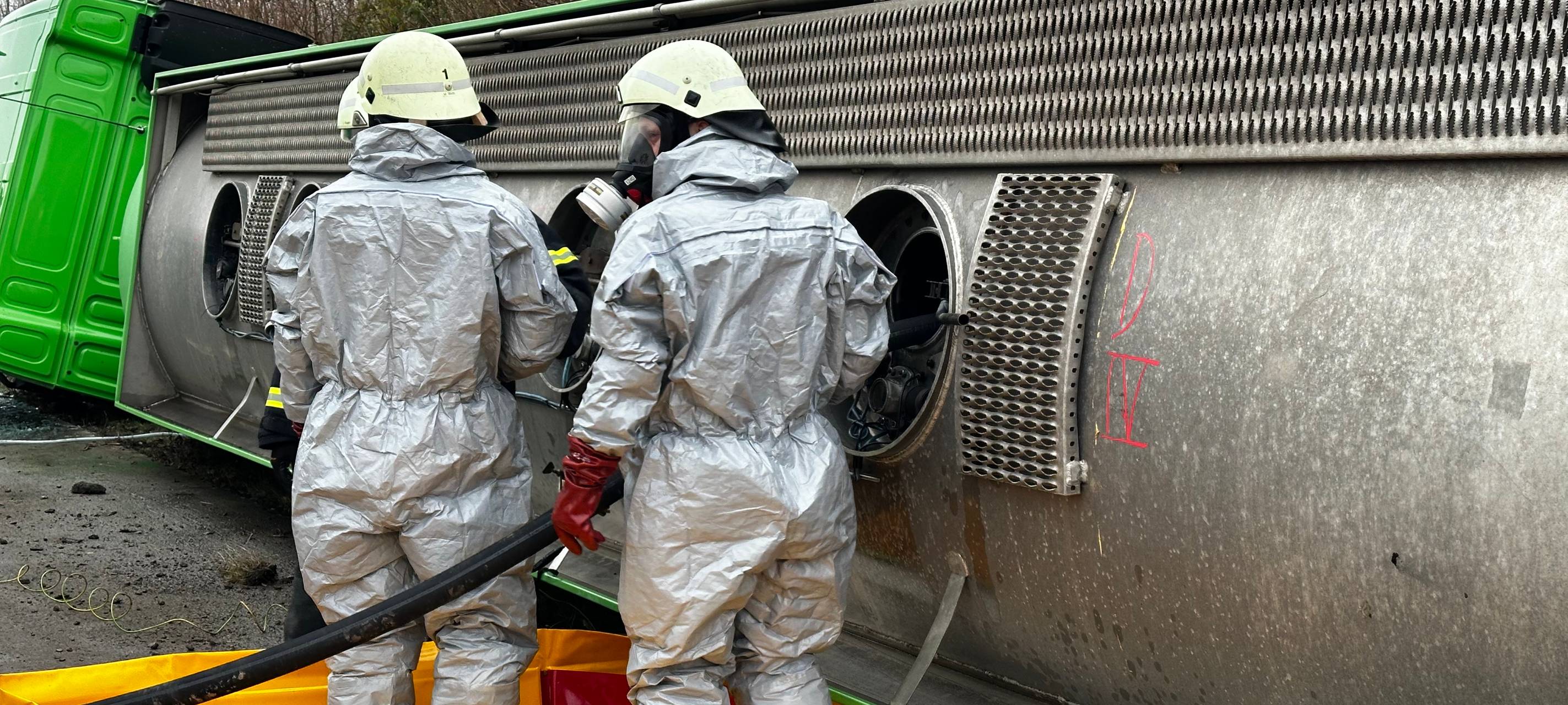 Tanklaster verunfallt auf A44 bei Soest.