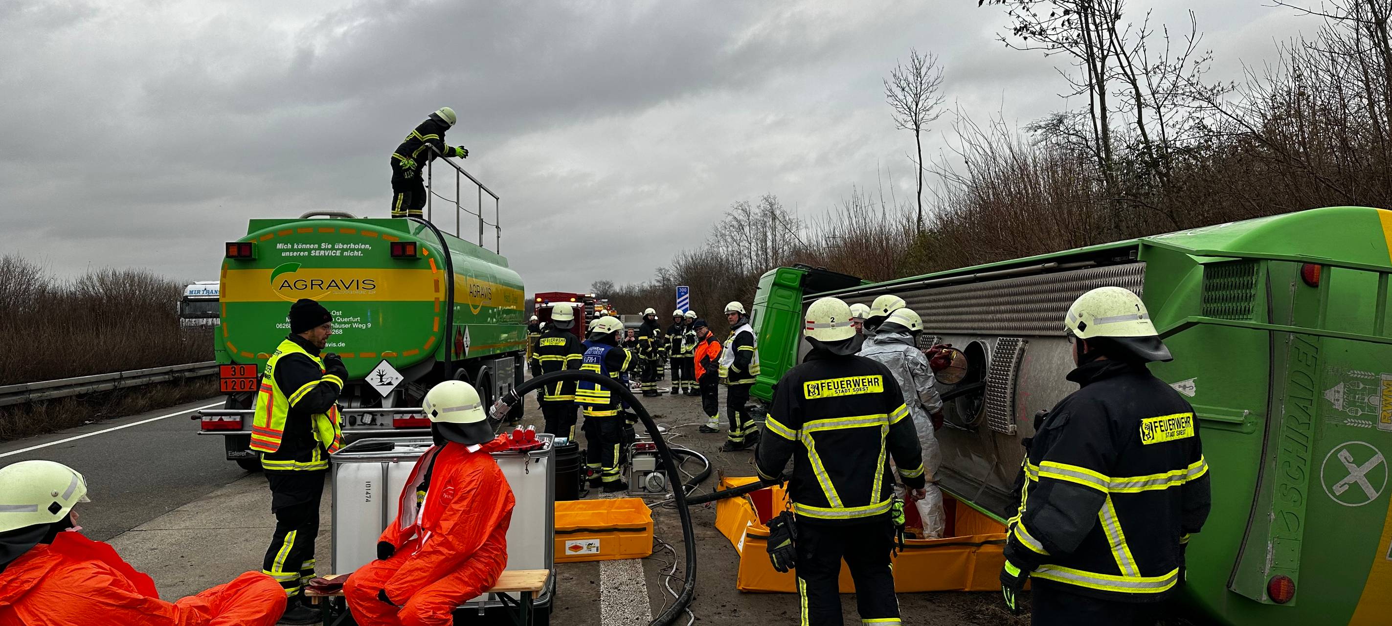 Tanklaster verunfallt auf A44 bei Soest.