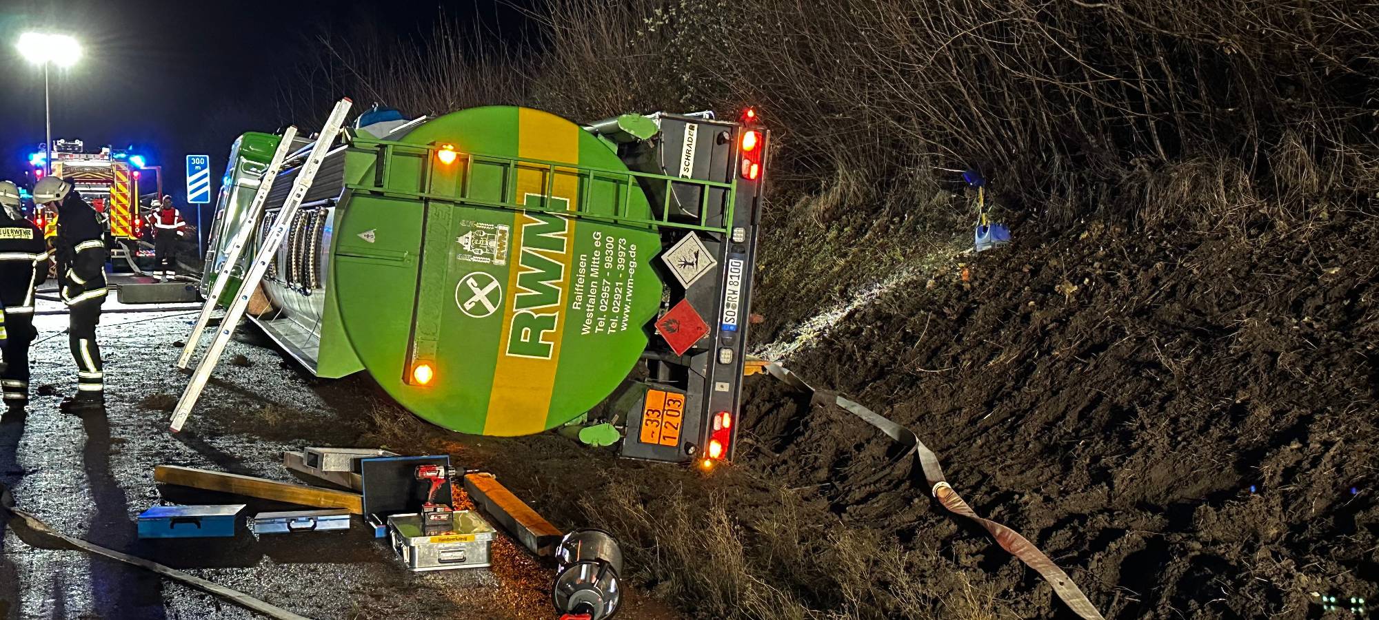Tanklaster verunfallt auf A44 bei Soest.