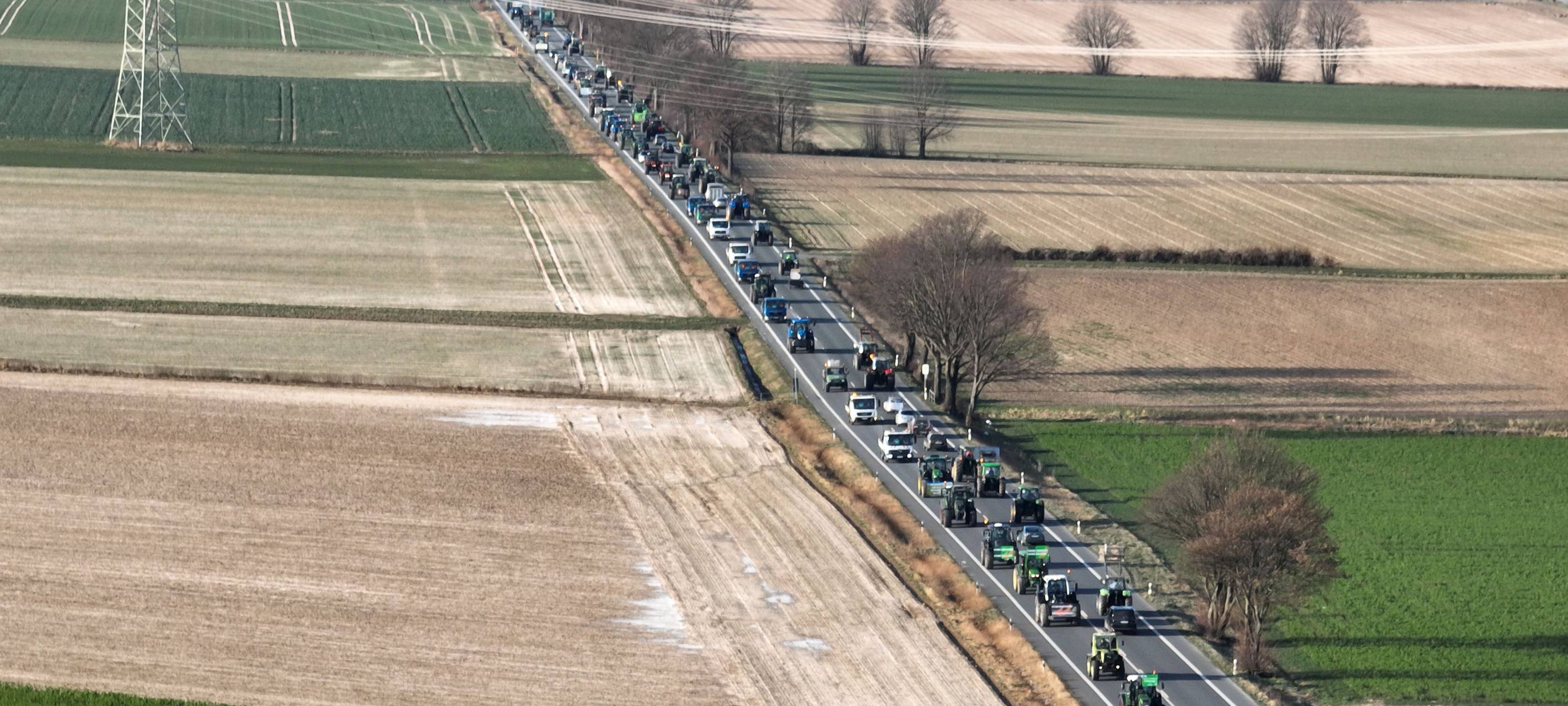 Landwirte protestieren mit Trekker-Korso auf der B1.