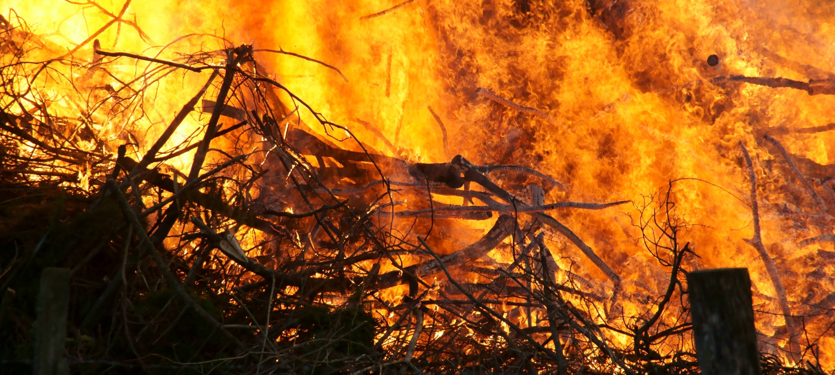 Belecker Osterfeuer gerät außer Kontrolle