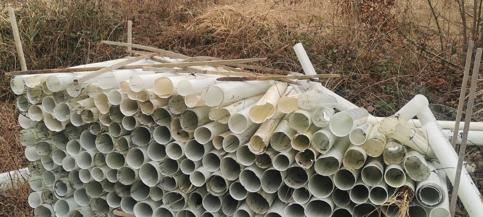 Entsorgung von Wuchshüllen in unseren Wäldern