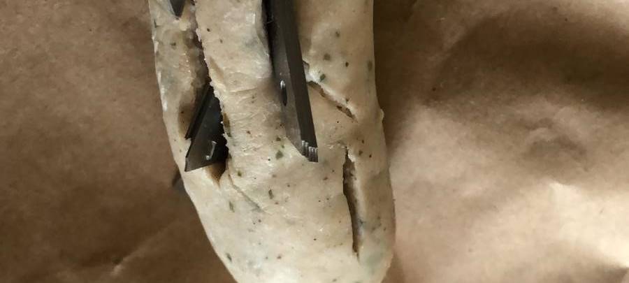 Unbekannte haben einen Hundeköder in Lippstadt ausgelegt: Eine Wurst präpariert mit Rasierklingen.