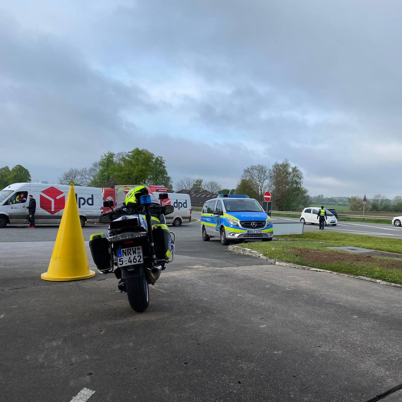 Große Kontrollaktion von Polizei und Zoll auf der B55 bei Lippstadt.