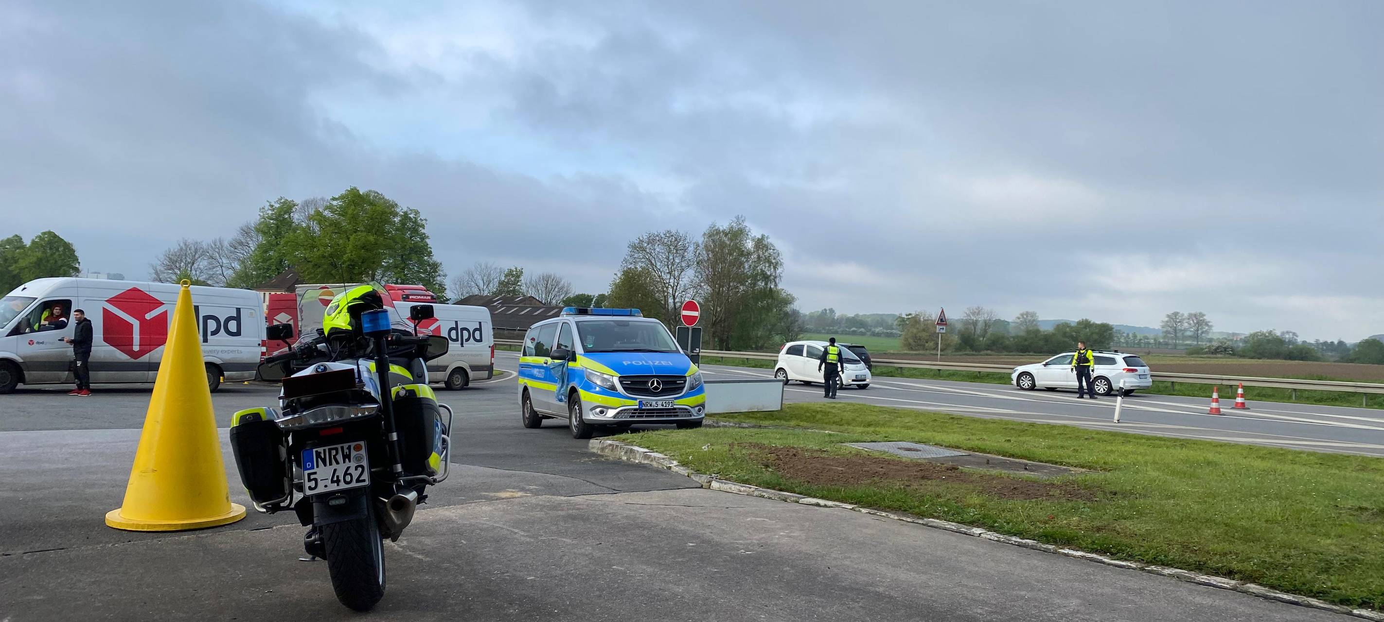 Große Kontrollaktion von Polizei und Zoll auf der B55 bei Lippstadt.