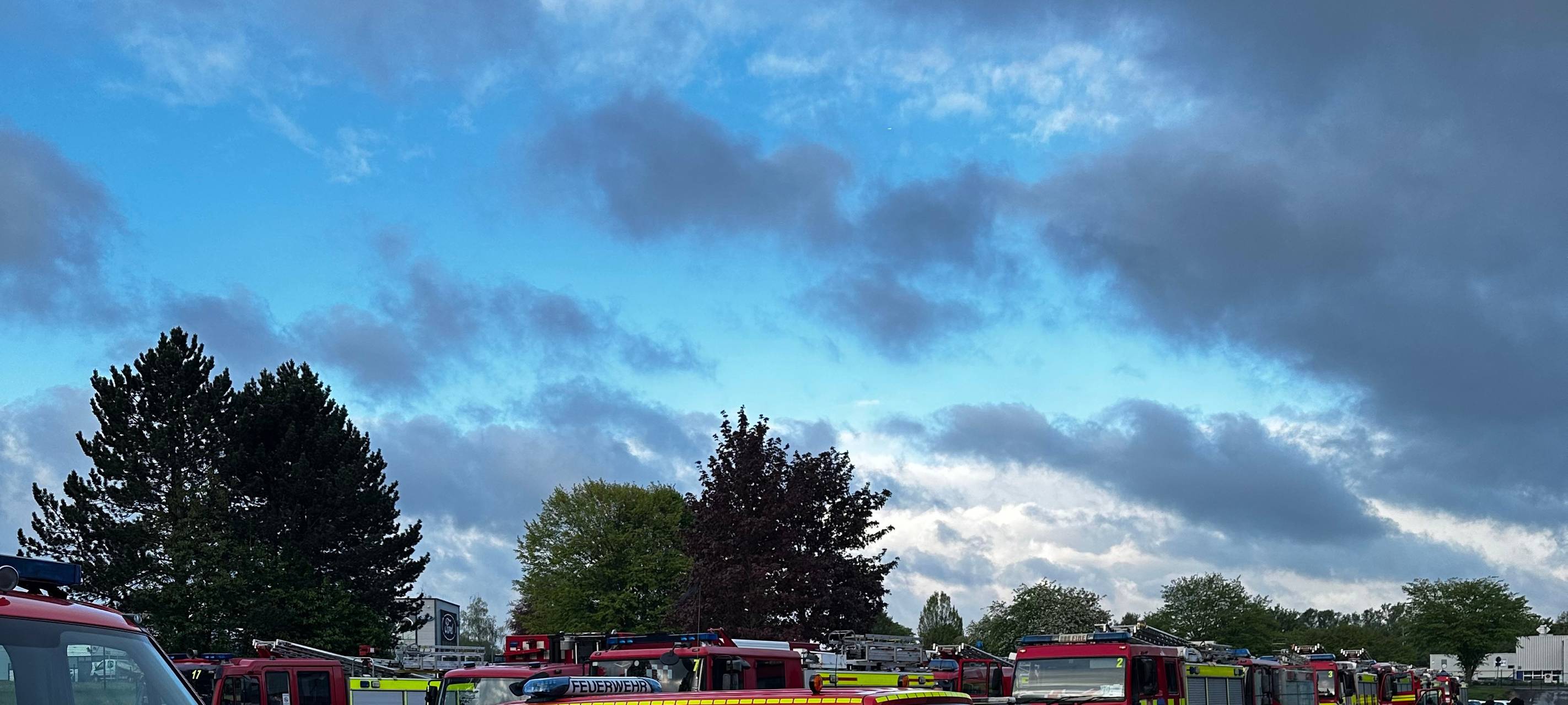 Britischer Feuerwehr-Konvoi fährt durch Soest