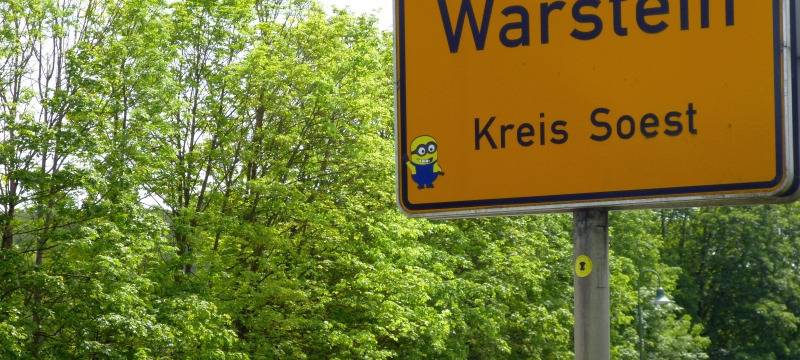 Ortsschild der Stadt Warstein.