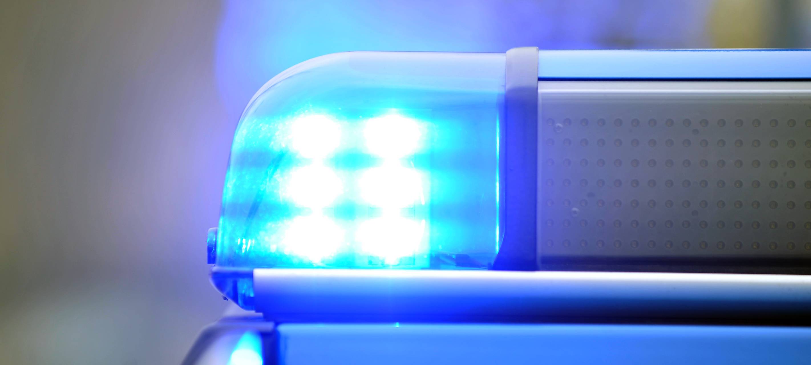 Verfolgungsfahrt endet im Gartenzaun, Fahrzeugführer ohne Fahrerlaubnis und unter Einfluss von Drogen