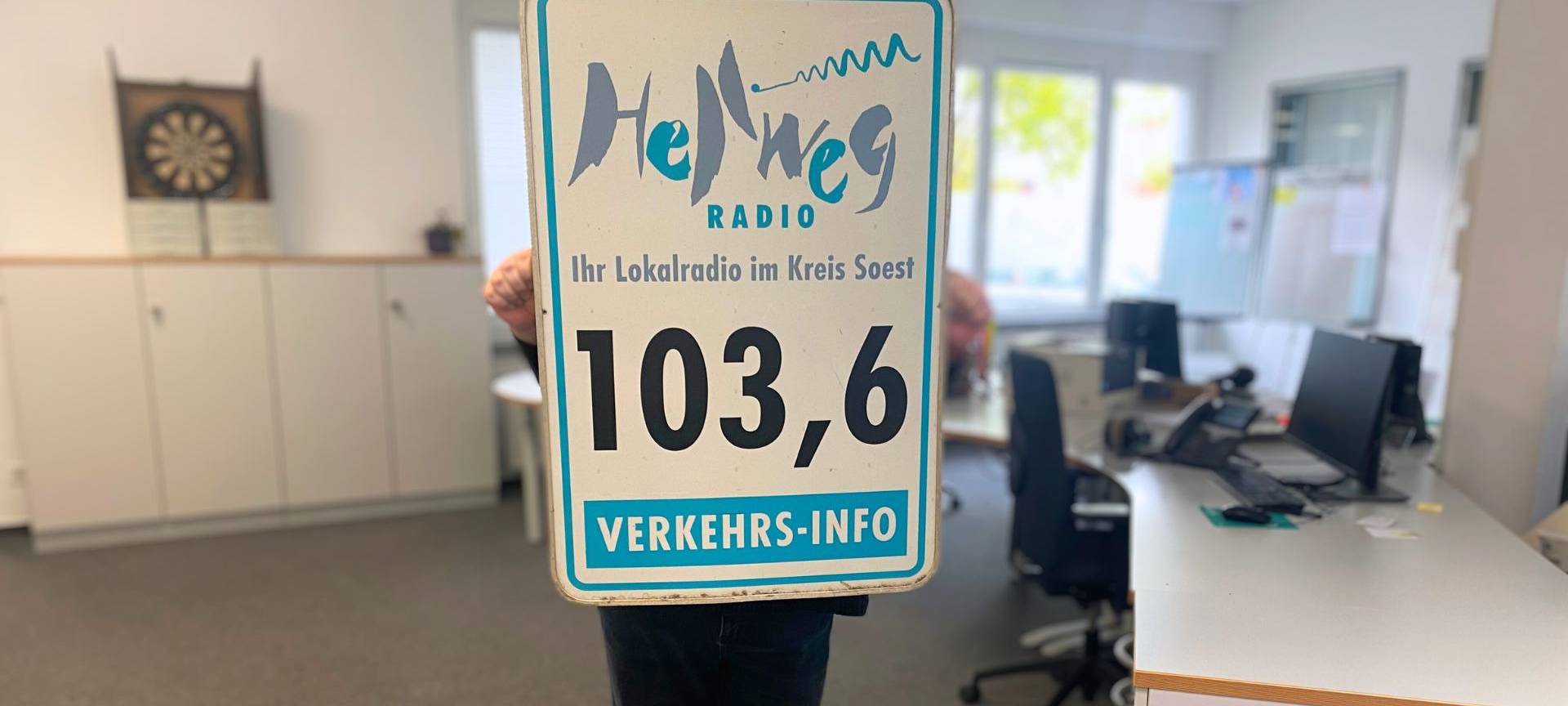 Ein altes Straßenschild von Hellweg Radio.
