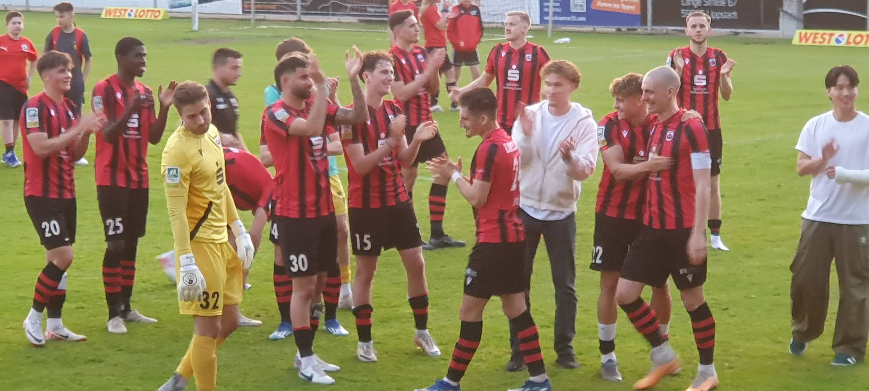 Der Lippstädter Fußballer Luis Allmeroth (3. v. r.) steht nach Krebserkrankung wieder auf dem Platz.