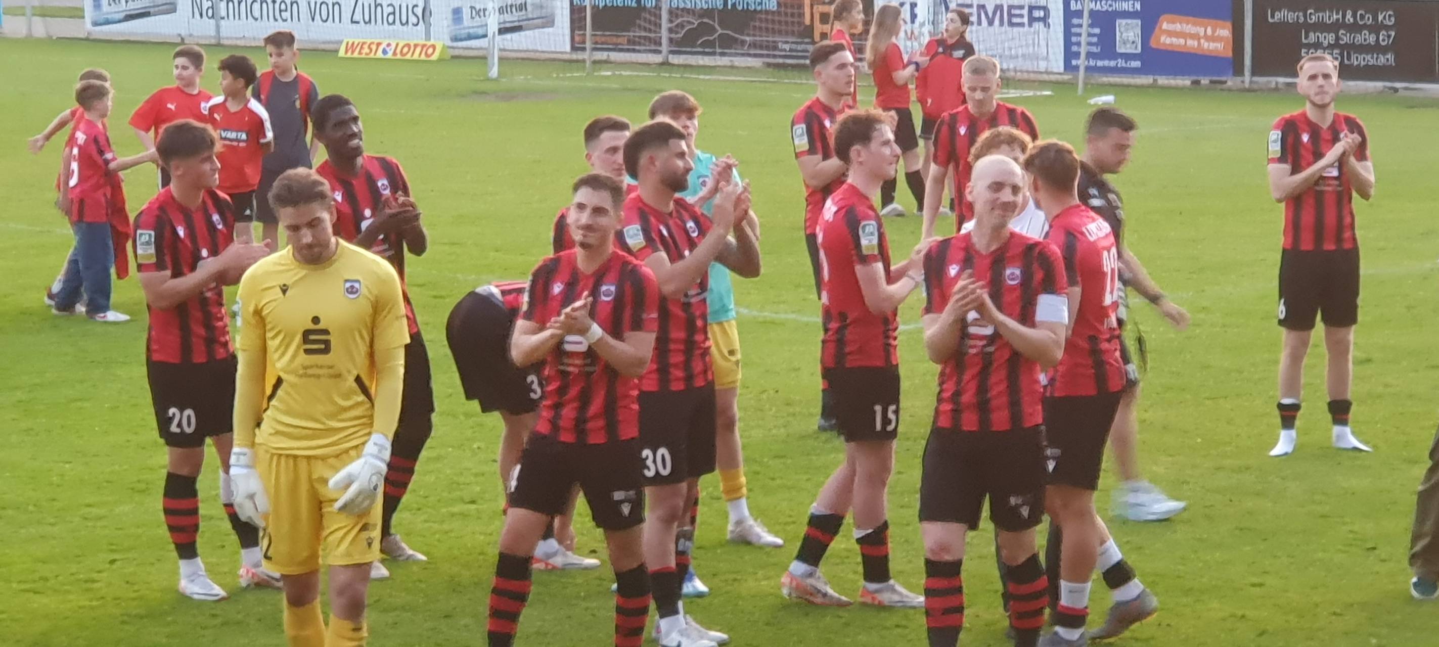 Der Lippstädter Fußballer Luis Allmeroth (vorne rechts im Bild) steht nach Krebserkrankung wieder auf dem Platz.