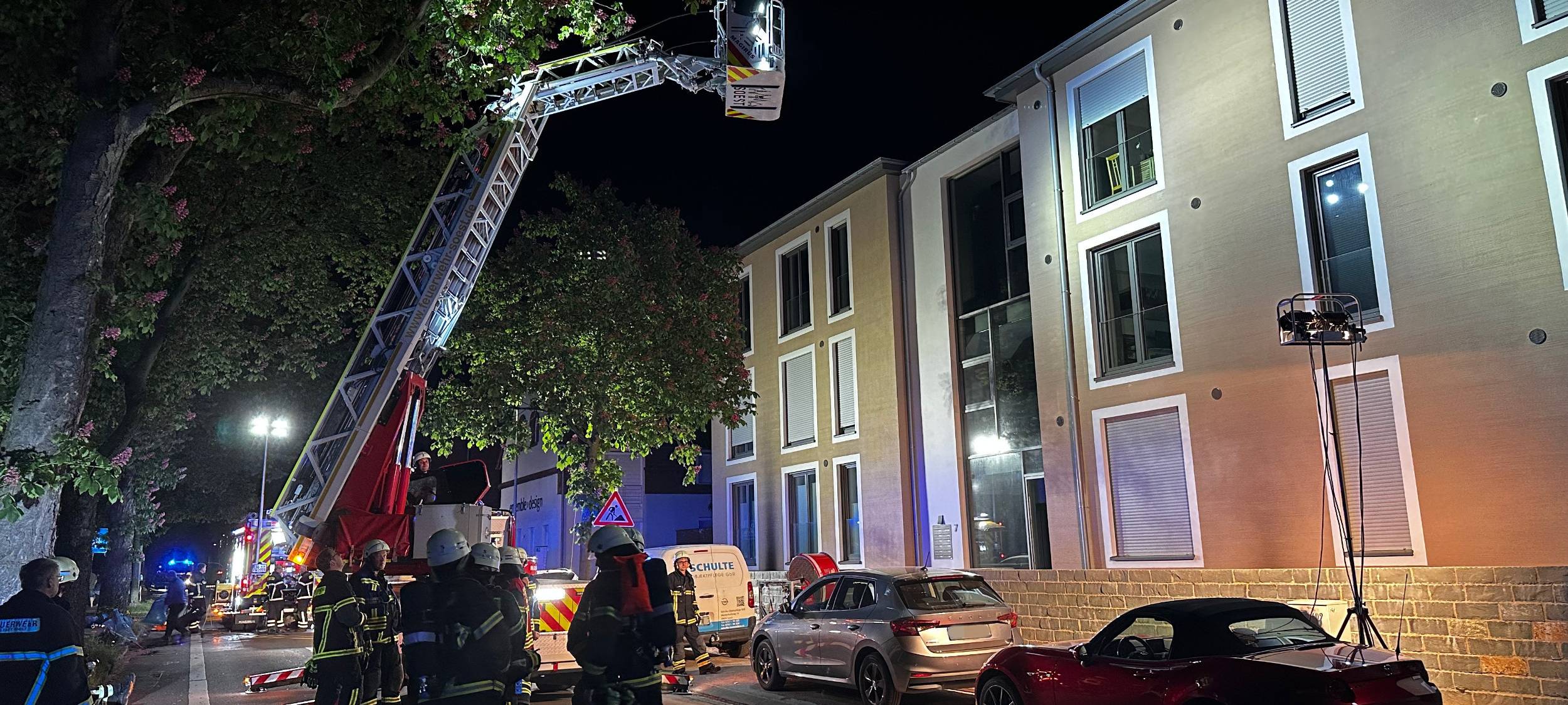 Die Feuerwehr löscht einen brennenden PKW in einer Tiefgarage.