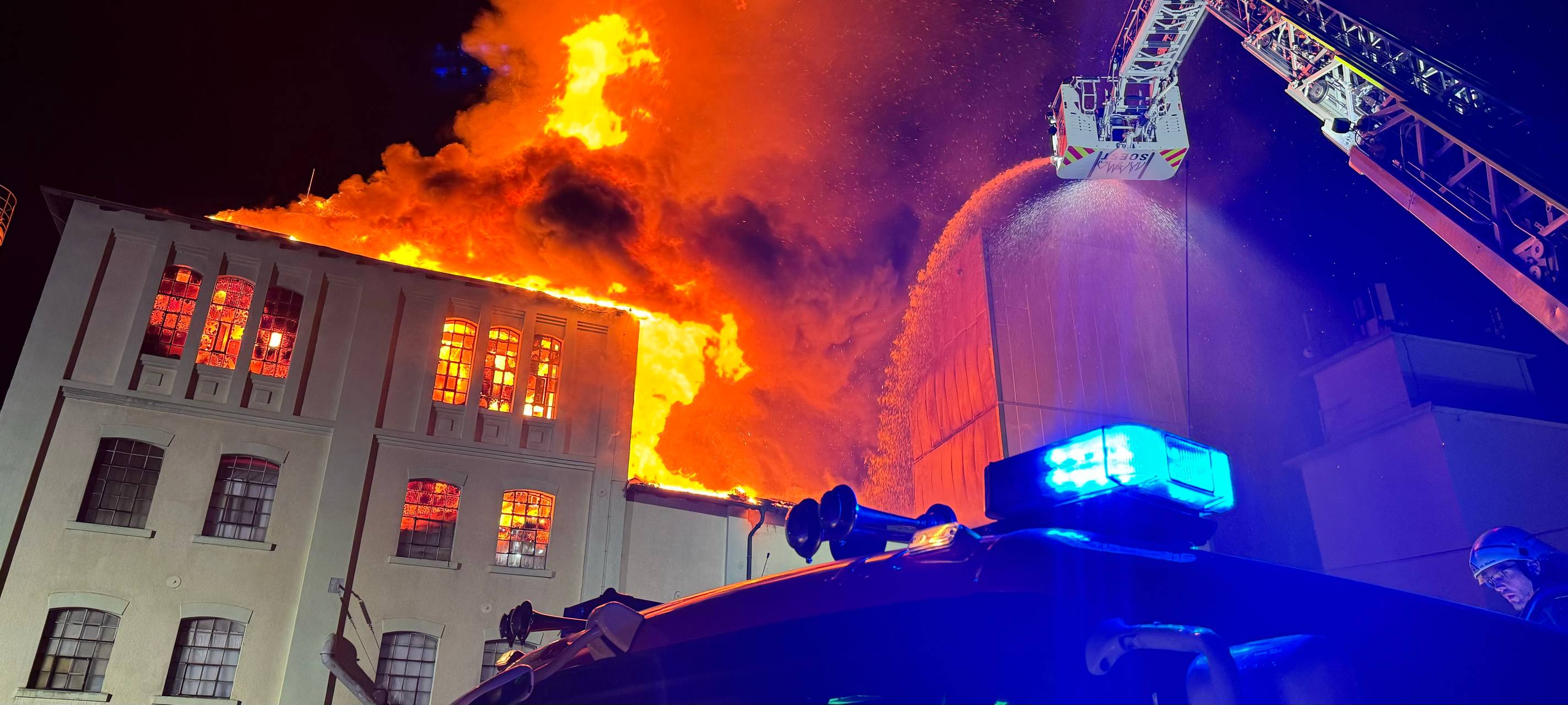 Großbrand in Möhnesee-Wippringsen: Mühle geht in Flammen auf