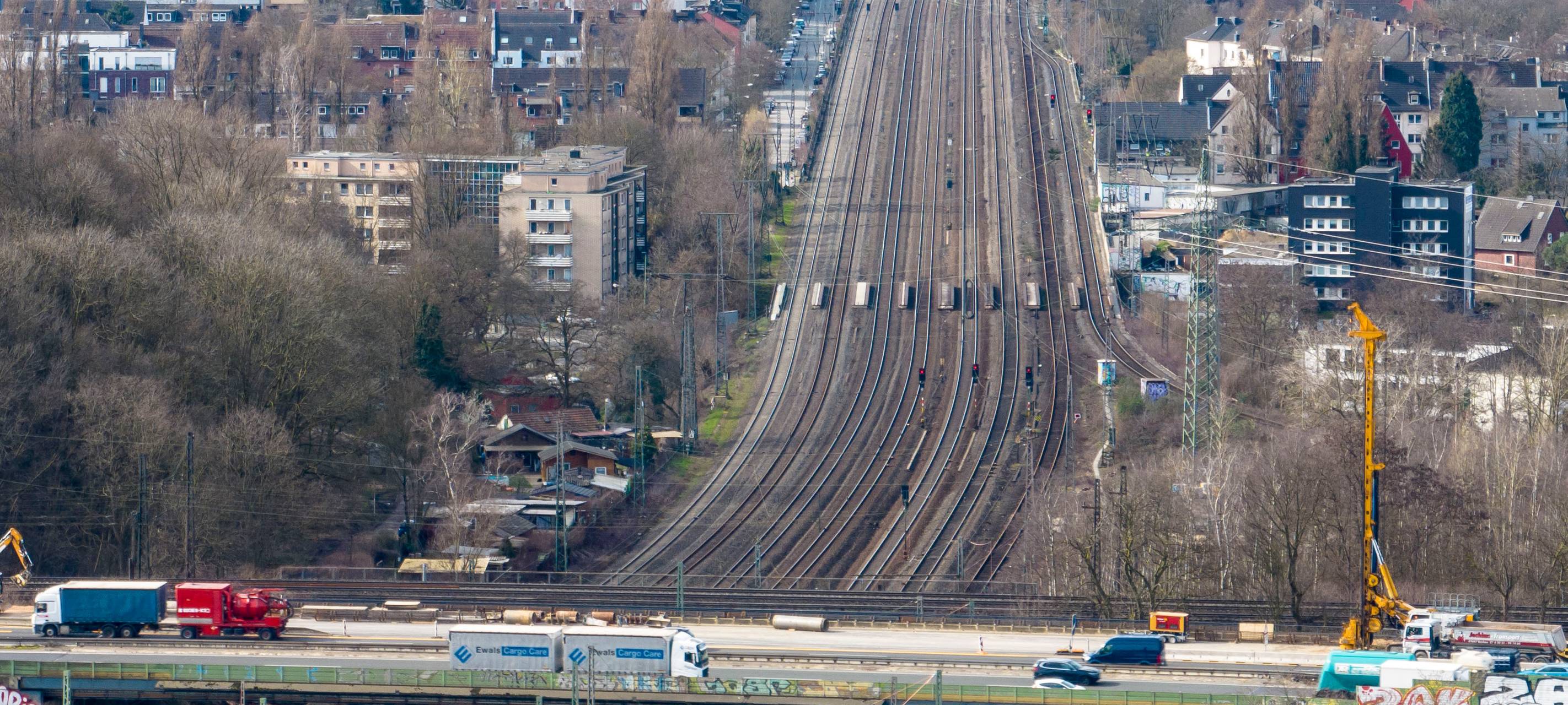 Sommerferien: Viel Stau und Sperrungen auf Bahn und Schiene in NRW