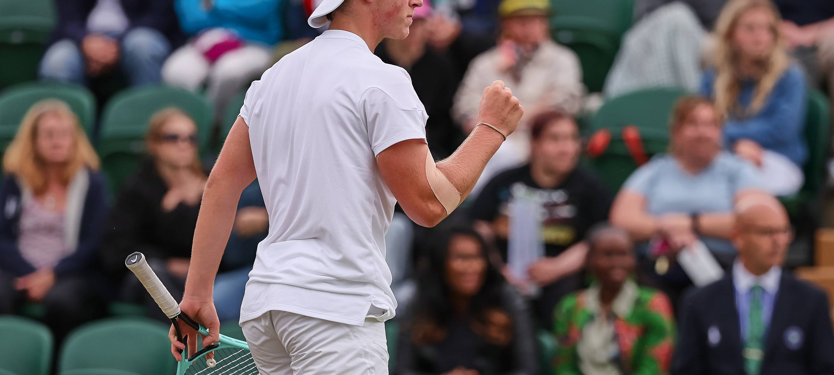 Der 16-jährige Tennispieler Max Schönhaus aus Ense hat die Junioren-Ausgabe von Wimbledon gewonnen.