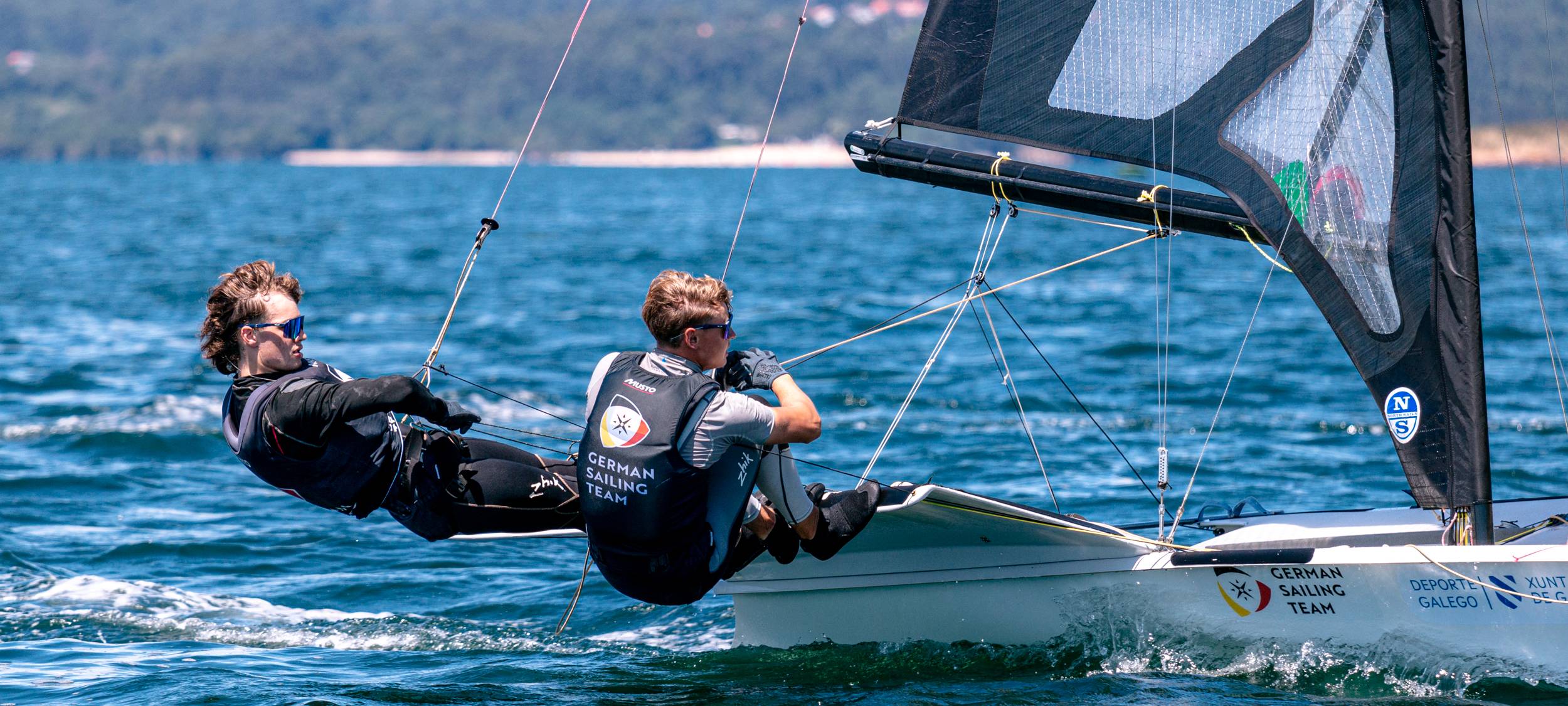 Nachwuchssegler Conrad Jacobs aus Werl-Mawicke mit seinem Mitstreiter Simon Heindl bei der Junioren-WM in Spanien.