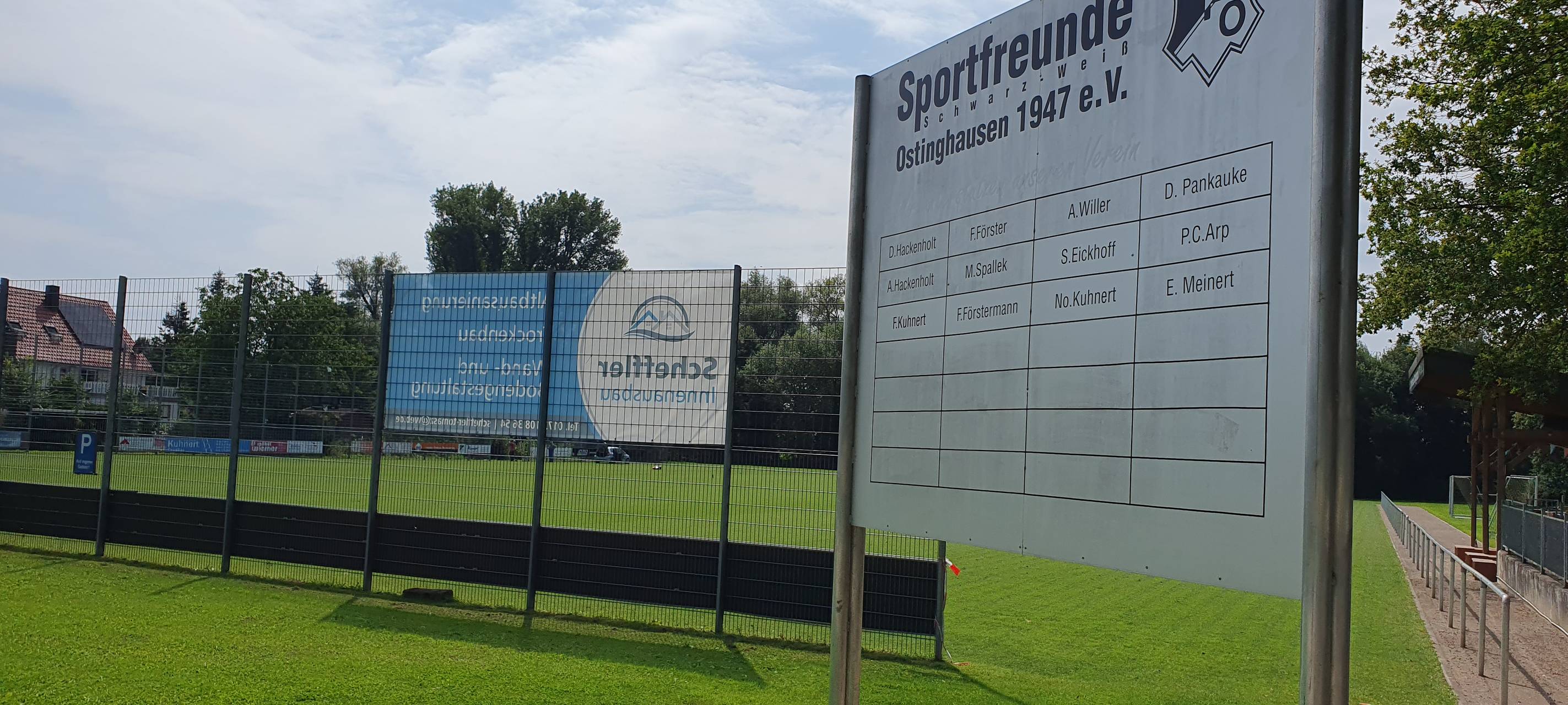 Der Fußballplatz der Sportfreunde Ostinghausen vor dem Westfalenpokalspiel gegen den SC Wiedenbrück im August 2024.